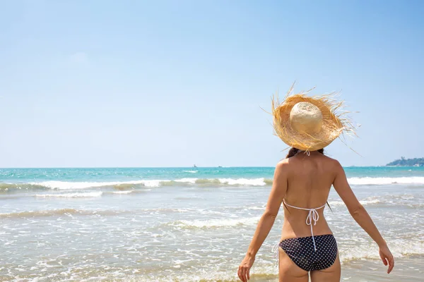 Uma Mulher Com Chapéu Oceano Com Costas — Fotografia de Stock