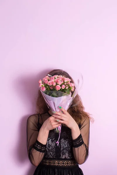 Hermosa Joven Con Ramo Delicadas Rosas Rosadas —  Fotos de Stock