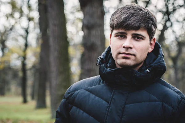 Schöner Junger Mann Warmer Jacke Herbstpark — Stockfoto