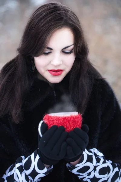 Uma Mulher Está Bebendo Uma Bebida Quente Frio — Fotografia de Stock