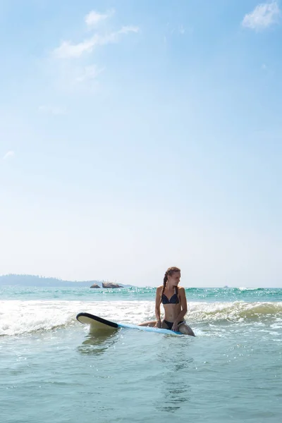 Jovem Bela Mulher Bordo Para Surf — Fotografia de Stock