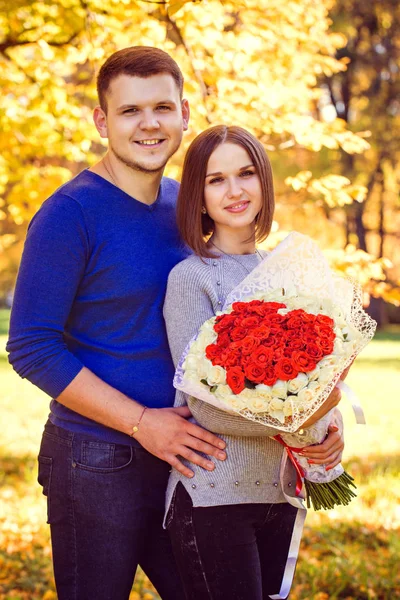 Een Jonge Man Geeft Een Boeket Rozen Aan Zijn Vrouw — Stockfoto