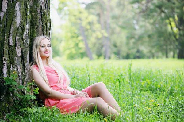 Kobieta Siedząca Pod Drzewem Trawniku — Zdjęcie stockowe