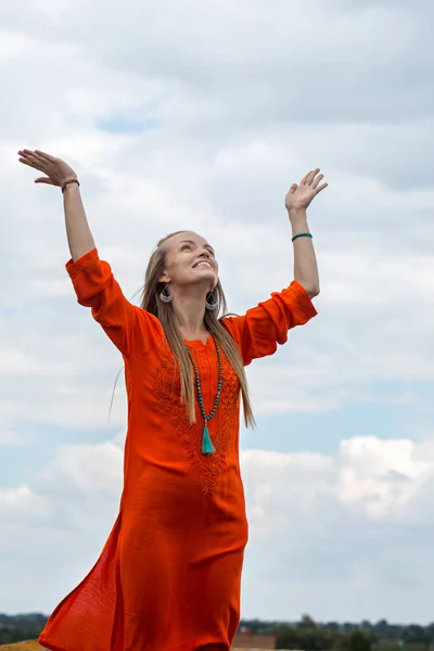 空に回すインドのドレスの若い女性 — ストック写真