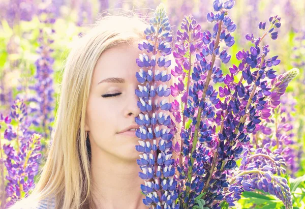 Mulher Jovem Loira Bonita Campo Com Lupine Florescendo — Fotografia de Stock