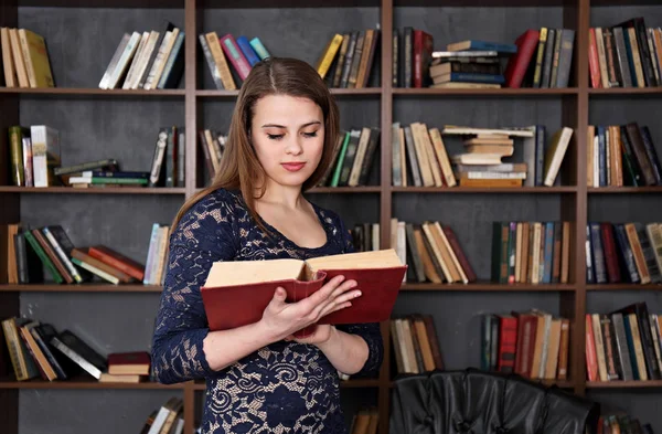 Jeune Femme Bibliothèque Avec Livre Dans Les Mains — Photo