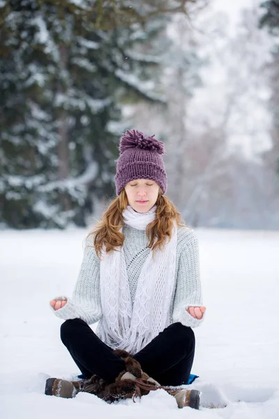 Jovem Mulher Lótus Posar Neve — Fotografia de Stock