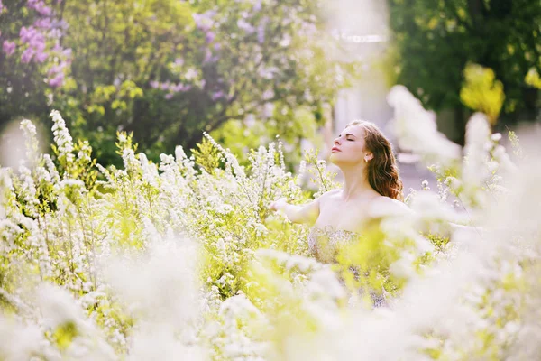 Beautiful Girl Big Spirea Bush Girl Enjoying Nature — Stock Photo, Image