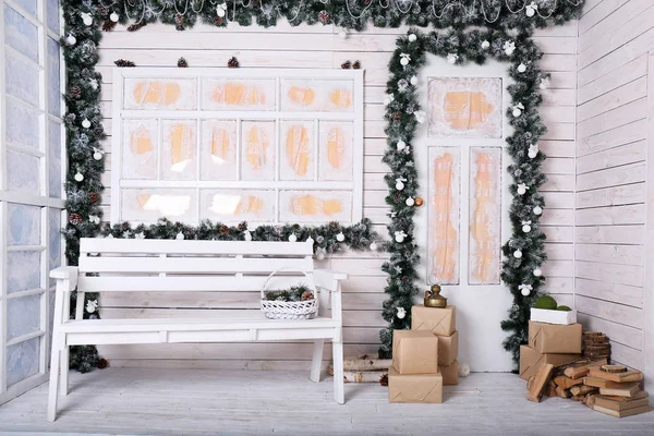 Dekorativní Veranda Vánoční Dekorace Bílých Tónech Věnec — Stock fotografie