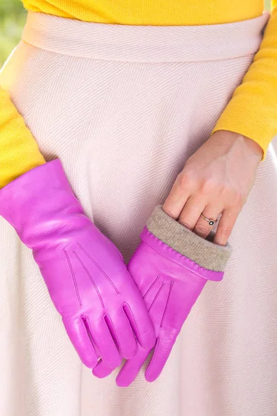 Woman Bright Yellow Sweater Pink Gloves — Stock Photo, Image