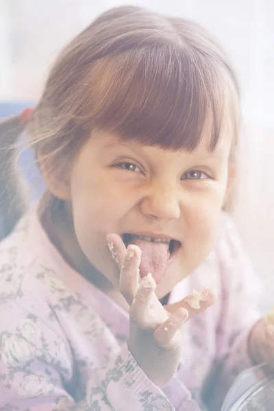 Menina Correndo Com Massa Foto Tonificação Pastel — Fotografia de Stock