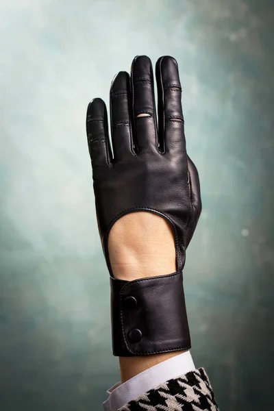Weibliche Hand Einem Schönen Lederhandschuh — Stockfoto