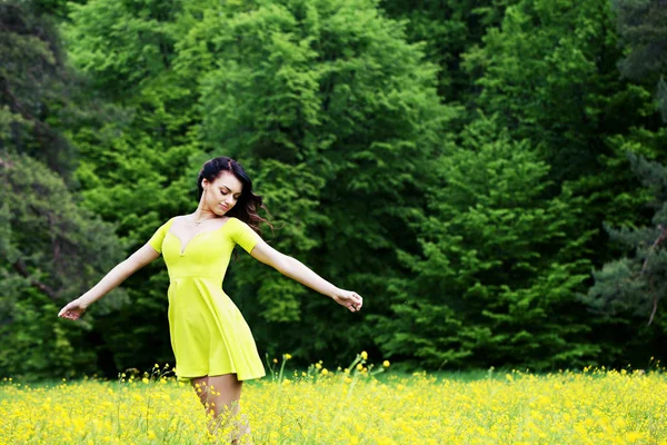 妇女享受大自然在草地上 女孩与花毛茛的草地上 — 图库照片