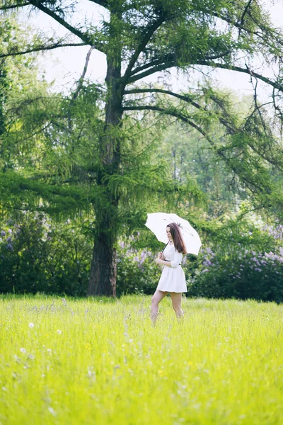 Красивая Девушка Белым Зонтиком Идет Лугу — стоковое фото