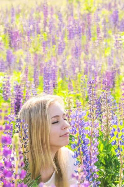 Bella Bionda Giovane Donna Campo Con Lupini Fiore — Foto Stock