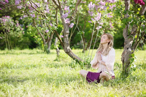 Woman Meditates Lotus Position Bush Blooming Lilac — Stock Photo, Image
