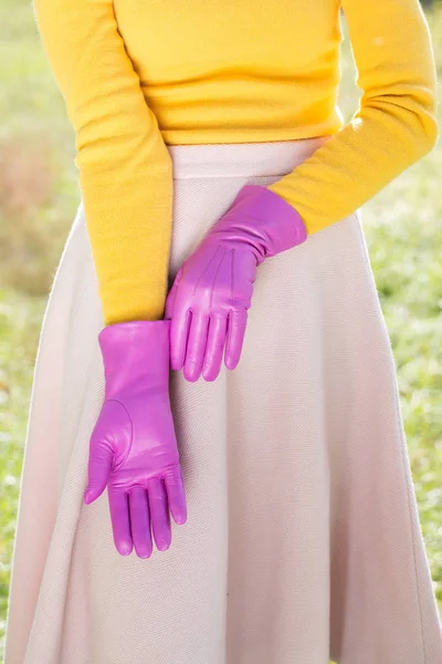 Frau Knallgelbem Pullover Und Rosa Handschuhen — Stockfoto