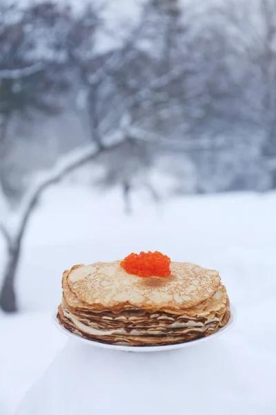 Prato Com Panquecas Rubicundas Caviar Vermelho Contexto Uma Paisagem Inverno — Fotografia de Stock