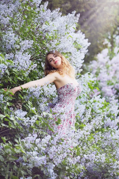 Frumos Femeie Într Grădină Primăvară Liliac Înflorit Femeie Îmbrățișare Liliac — Fotografie, imagine de stoc