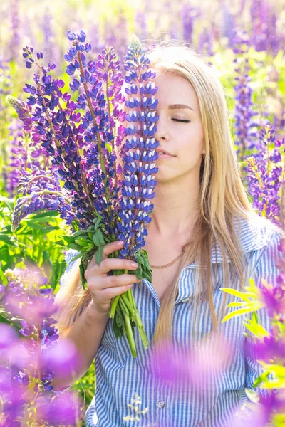 Vacker Blond Ung Kvinna Ett Fält Med Blommande Lupiner — Stockfoto