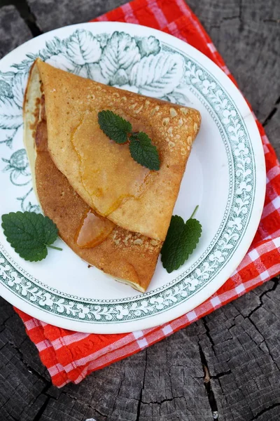 節のデザート ミントと蜂蜜のパンケーキ — ストック写真