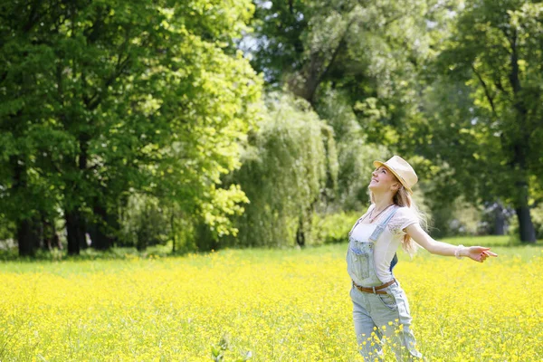 Mujeres Disfrutando Naturaleza Prado Brazos Extendidos Aire Fresco Mañana Verano —  Fotos de Stock