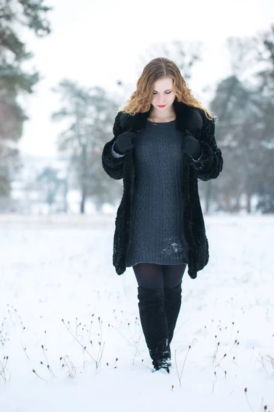 Una Mujer Abrigo Piel Pasea Por Parque Invierno —  Fotos de Stock