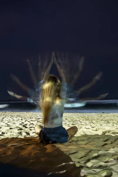 Genç Kadın Geceleri Sahilde Derin Derin Düşünür Uzun Pozlama Odak — Stok fotoğraf