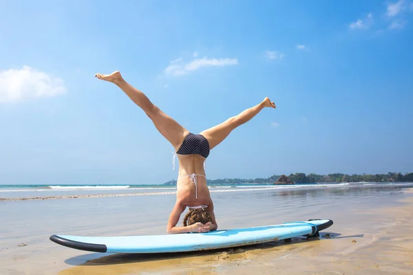 Uma Mulher Está Fazendo Headstand Uma Placa Para Surfar Sirsasana — Fotografia de Stock