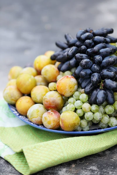 Uvas Ameixas Uma Chapa Estilo Rústico — Fotografia de Stock