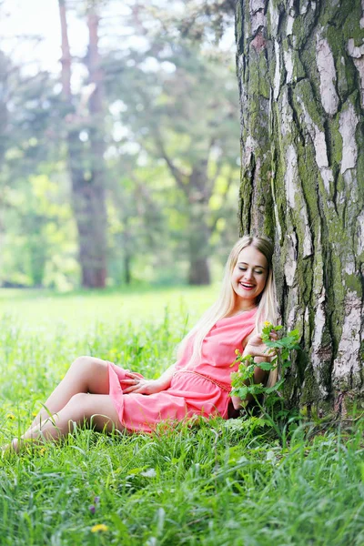 Vrouw Zitten Onder Een Boom Het Gazon — Stockfoto