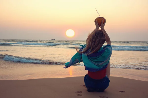 Jovem Com Coco Olha Para Pôr Sol — Fotografia de Stock