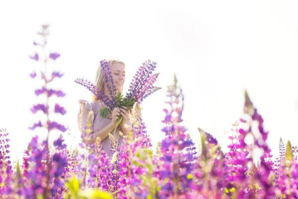Vacker Blond Ung Kvinna Ett Fält Med Blommande Lupiner — Stockfoto