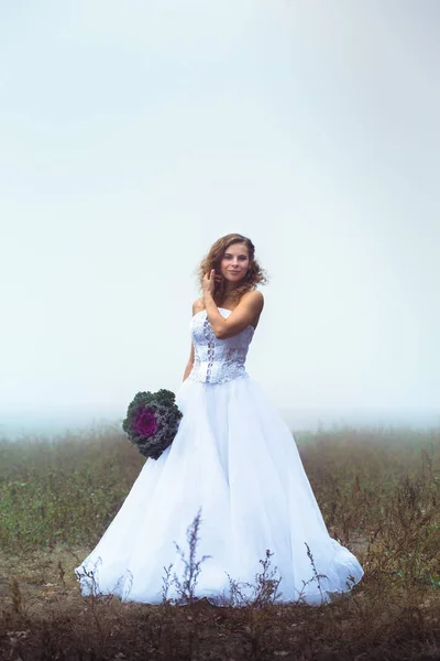 Bella Sposa Con Bouquet Uno Sfondo Campo Nebbioso — Foto Stock