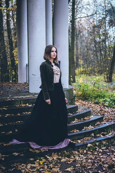 Eski Moda Giysileri Kızı Belgili Tanımlık Merdiven Üstünde Duruyor — Stok fotoğraf