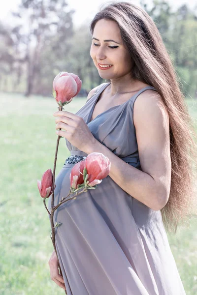 Mulher Grávida Bonita Prado Com Ramo Magnólia — Fotografia de Stock