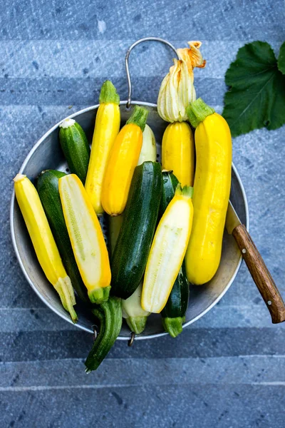 Eine Gruppe Frischer Farbenfroher Zucchini Einem Druiden — Stockfoto