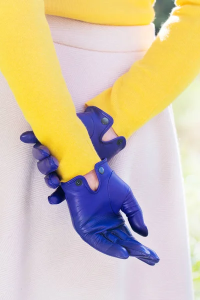 Frau Knallgelben Pullover Und Blauen Handschuhen — Stockfoto