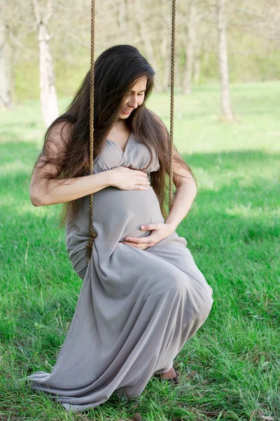 Kobieta Ciąży Kołysanie Huśtawce Parku — Zdjęcie stockowe
