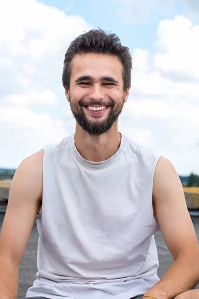 Portret Van Een Jonge Man Met Een Baard Close — Stockfoto