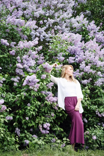 Smuk Kvinde Forårhave Med Blomstrende Syrener - Stock-foto