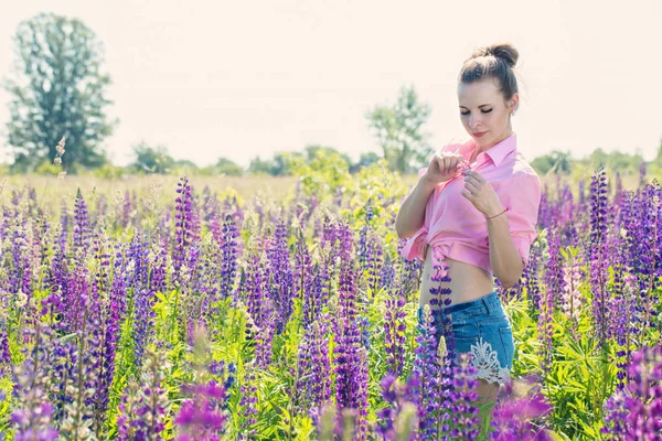 Mulher Bonita Campo Com Lupine Florescendo — Fotografia de Stock