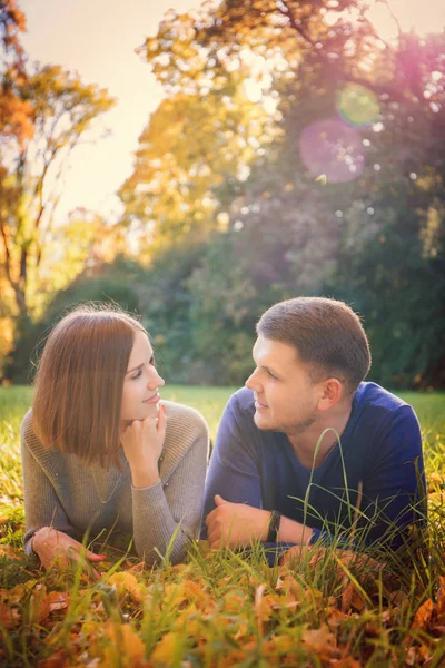 Jovem Casal Bonito Está Deitado Prado Parque Outono — Fotografia de Stock