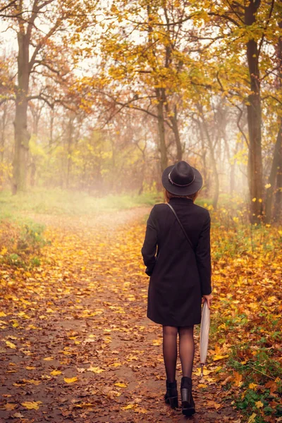 Woman Black Coat Hat Foggy Weather — Stock Photo, Image