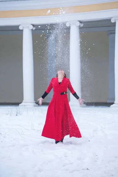 Vacker Kvinna Röd Vinter Klänning — Stockfoto