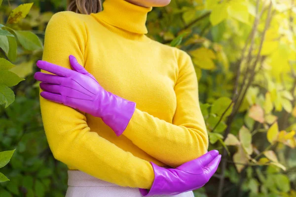 Mujer Suéter Amarillo Brillante Guantes Rosados —  Fotos de Stock