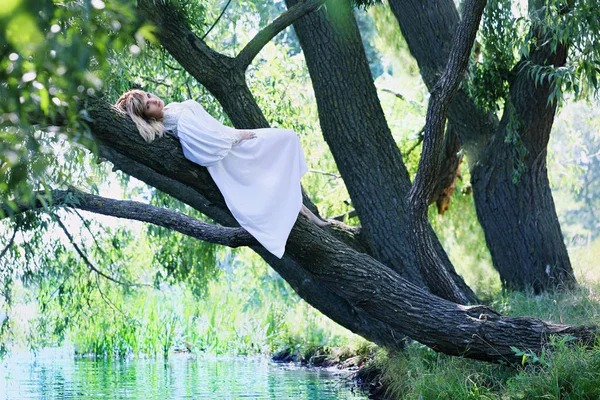 Ağaçta Nehri Üzerinde Yalan Beyaz Elbiseli Güzel Kadın — Stok fotoğraf