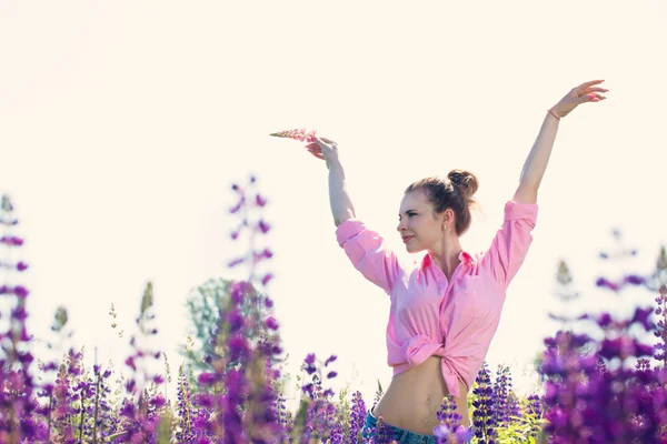 Bella Giovane Donna Campo Con Lupini Fiore — Foto Stock