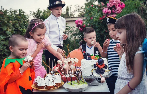 Een Feestelijke Tafel Met Snoep Kinderen Vieren Halloween — Stockfoto