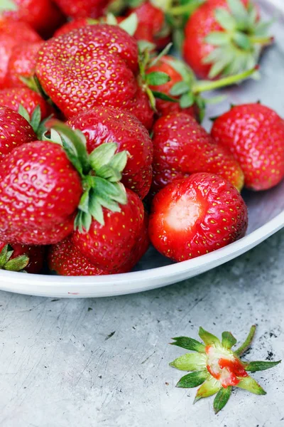 Fresh Juicy Organic Strawberries Old Metal Platel — Stock Photo, Image